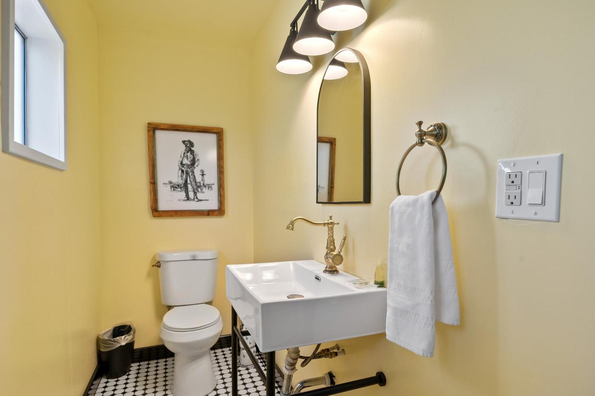 Sagebrush Inn Tombstone Room photo A modern bathroom