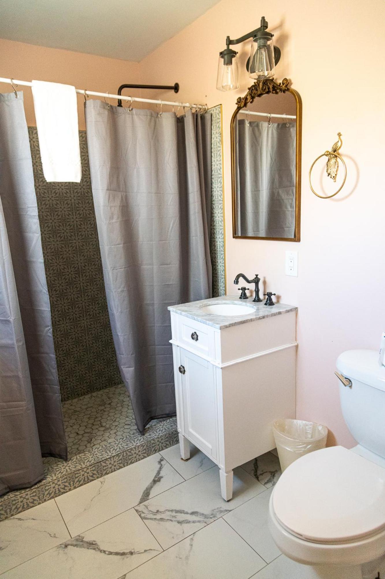 Sagebrush Inn Tombstone Room photo Bathroom with shower curtain